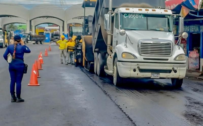 Nuevo asfalto fortalece la movilidad y el comercio portuario en Izabal 