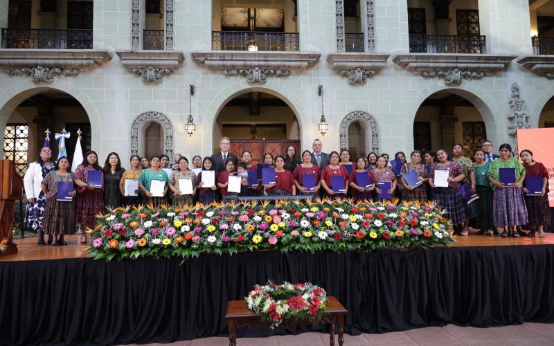 MINECO Impulsa el Desarrollo Económico y Creativo de Mujeres Tejedoras de Tactic