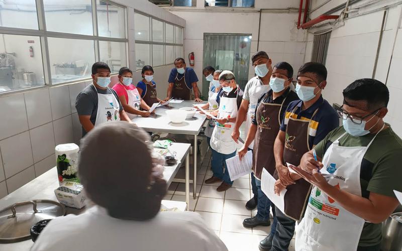 Impulsan producción de productos derivados de la rosa de Jamaica en Izabal