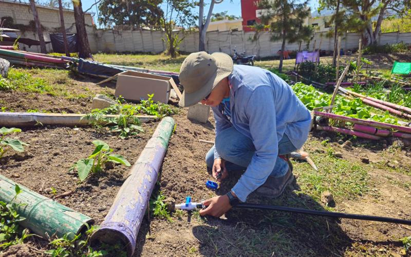 Instalan sistema de riego en huerto comunal de Esquipulas
