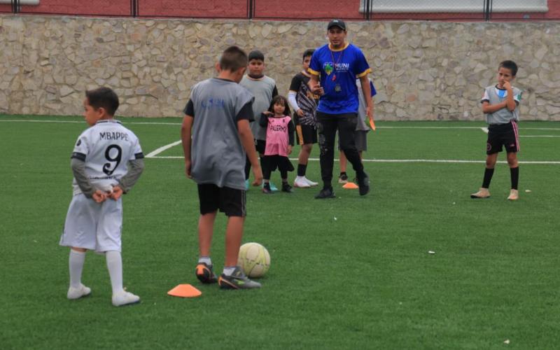 Los vecinos disfrutan de las instalaciones del nuevo parque inaugurado. 