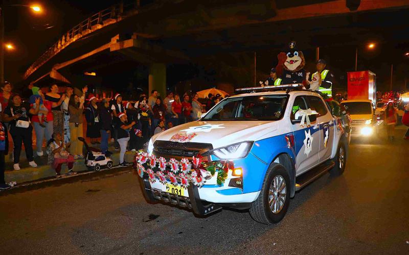 Provial ilumina la Navidad con mensajes de prevención es desfile de Bomberos Voluntarios