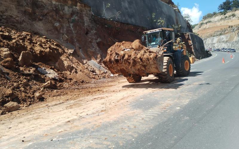 Zona Vial 12 retira derrumbe en Libramiento de Chimaltenango 
