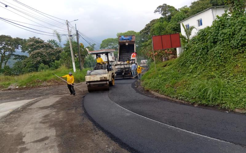 Mejoran la ruta hacia Nuevo Palmar con primera capa de asfalto en beneficio de vecinos