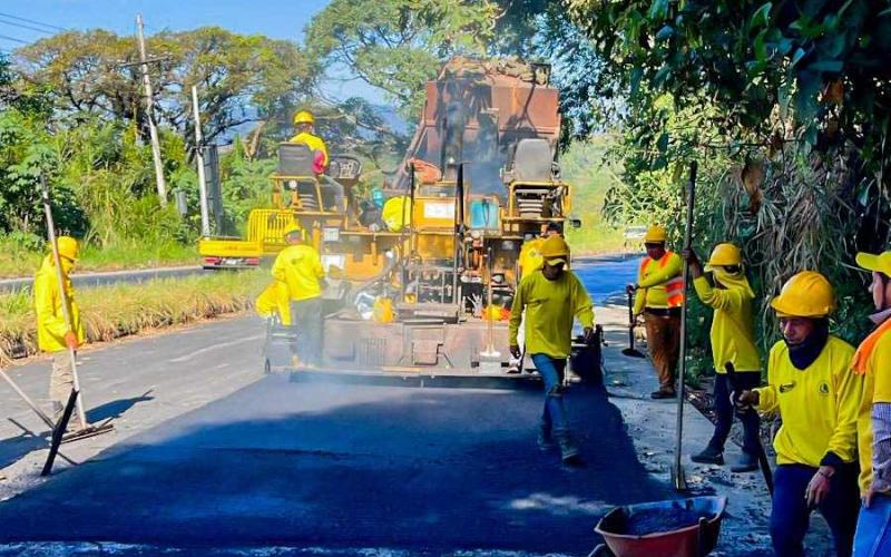 Santa Rosa: se aplica segunda capa de asfalto en la CA-01 Oriente-06