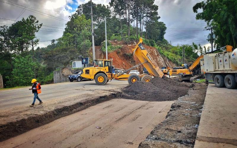 Con drenajes, bases y compactación se construye nueva carretera en Alta Verapaz 