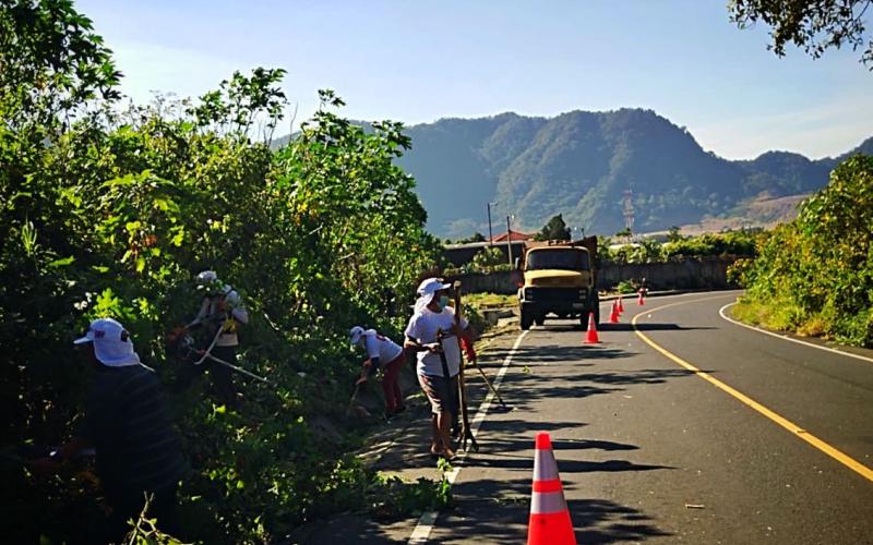 Limpieza de cunetas y chapeo garantiza conectividad entre Palín y Santa María de Jesús