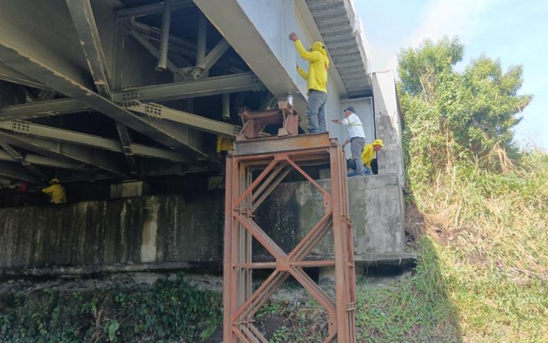 Demolición y mantenimiento asegura paso por puente Mocá 