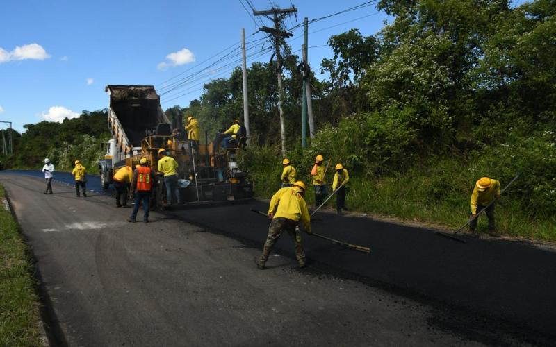Aplican segunda capa de asfalto entre Pueblo Nuevo Viñas y Barberena