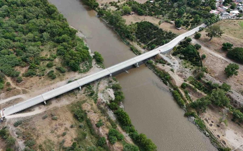El puente de ingreso a El Jícaro alcanza su etapa final en beneficio de miles de vecinos