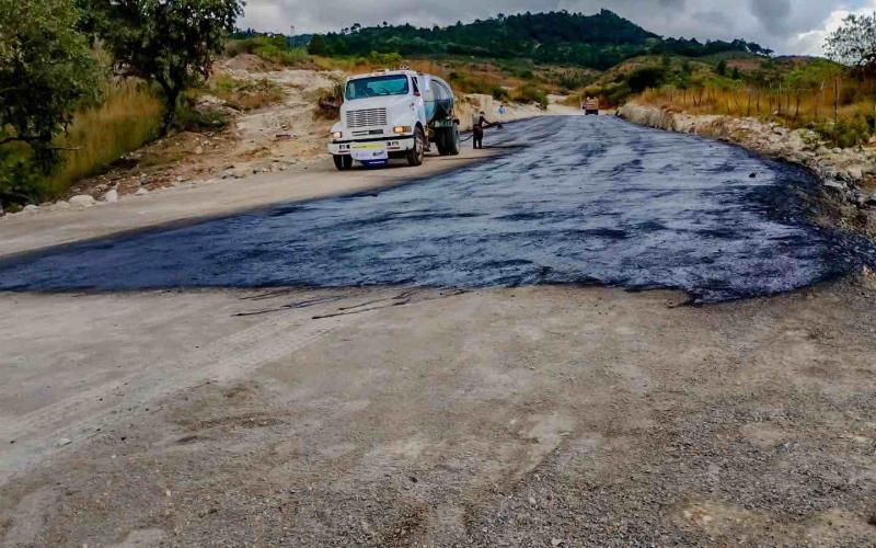 Colocan primera capa de asfalto en tramos del libramiento de Jalapa