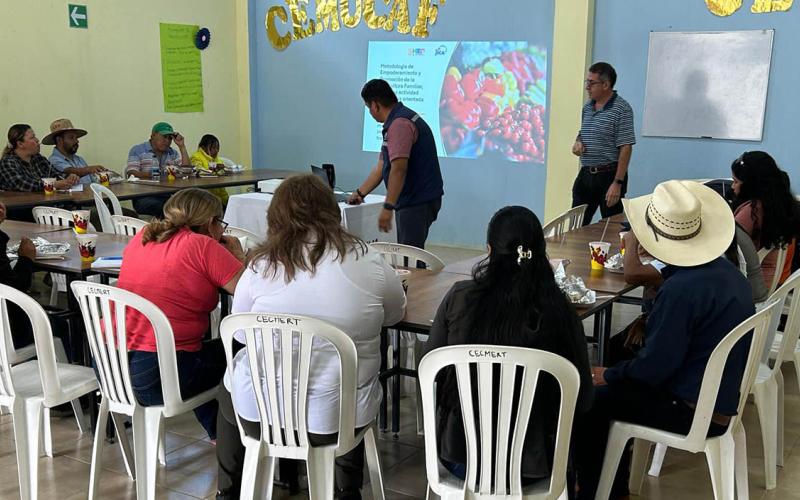 Productores de Esquipulas capacitados en producción de pilones para huertos