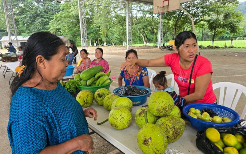 Raxruhá sede de Feria del Agricultor que beneficia a productores y la economía local