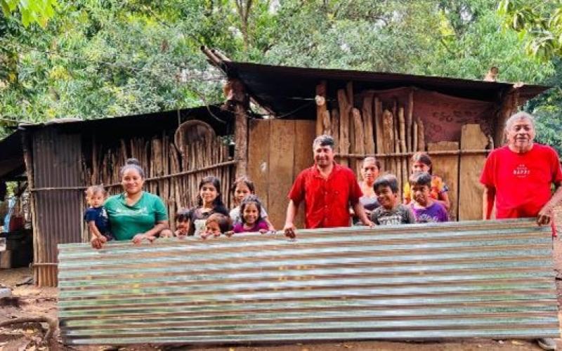 El Ministerio de Desarrollo Social (MIDES) a través de su unidad ejecutora, el Fondo de Desarrollo Social (FODES), entregó 750 kits de techo mínimo y 200 kits de iluminación solar en seis municipios del departamento de Retalhuleu. 