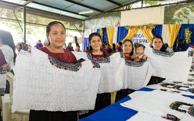S, se clausuró el proceso de formación de 172 mujeres artesanas, beneficiarias del programa Beca Artesano, que se impulsa desde el Ministerio de Desarrollo Social en el municipio de Tamahú, Alta Verapaz.