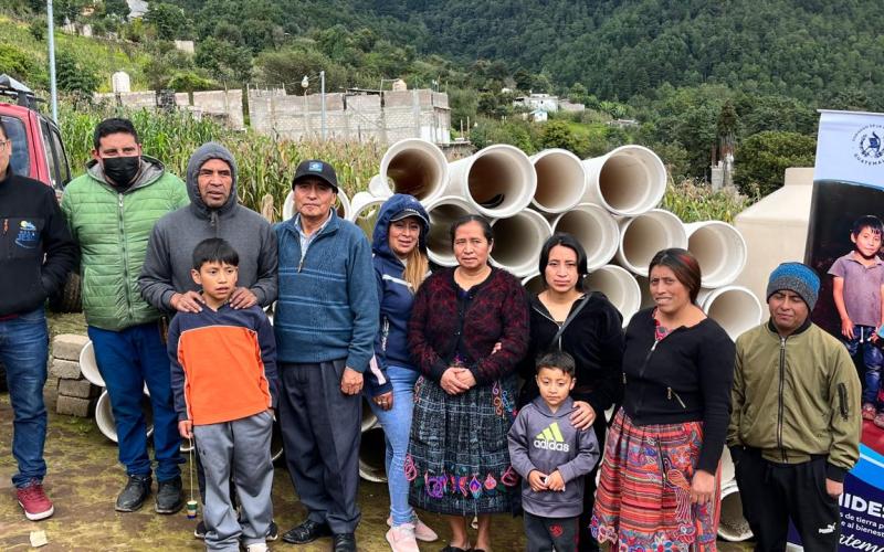 Se entregaron 330 kits de techo mínimo, 220 tanques flexibles y 941 tubos de diferentes tamaños. Además, se hizo entrega de concreteras y una estación total. 