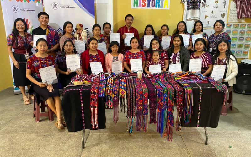 puntadas ancestrales del arte textil Kaqchikel