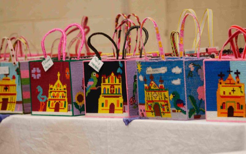 Totonicapán: bordado tradicional en malla plastificada