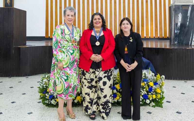 El MCD entregó la Medalla de Honor al Mérito Popol Wuj. 