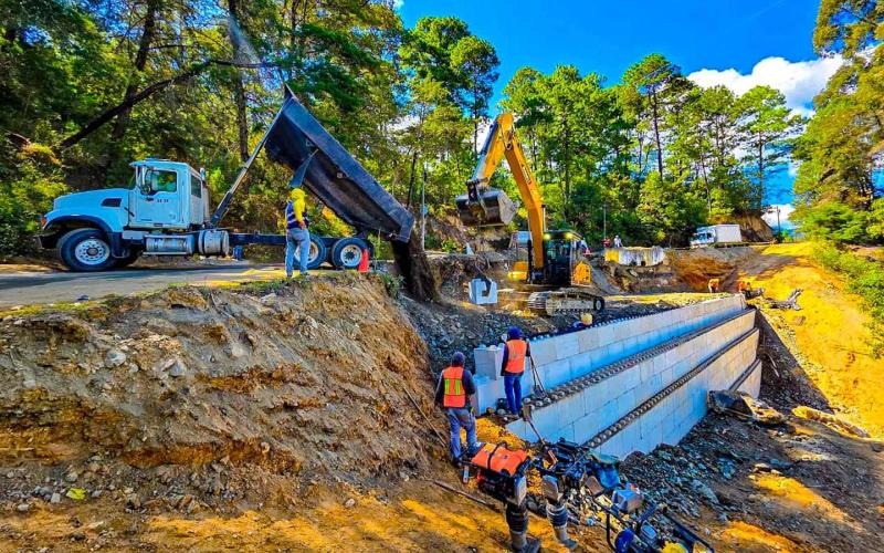 Avanzan trabajos en el km 162 rumbo a Salamá