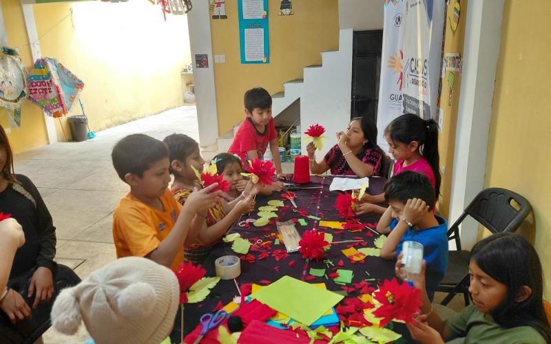Niños aprenden a elaborar pascuas