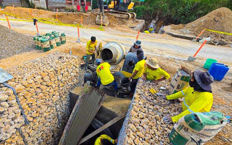 Instalan nueva tubería pluvial en RN-05 para proteger el paso entre Carchá y Chiqueleu, Alta Verapaz