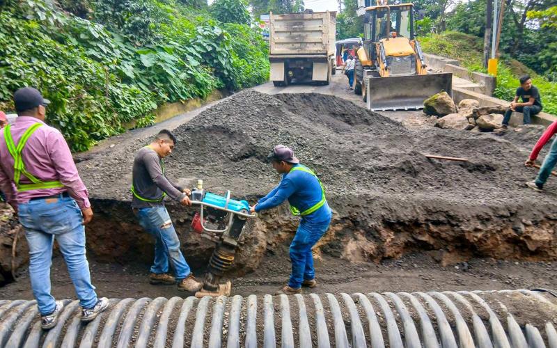 Colocan nueva tubería en el paso entre El Palmar y Nuevo Palmar para proteger la ruta CITO-180