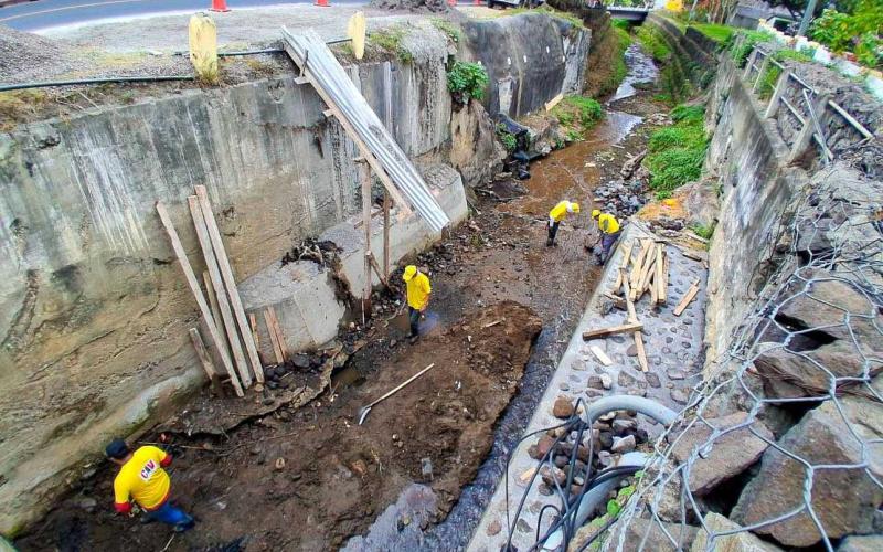 Inician labores para construir muro de protección en el puente Matasanos, Antigua Guatemala