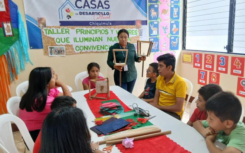 Chiquimula fabrica farolitos como símbolo de respeto y solidaridad