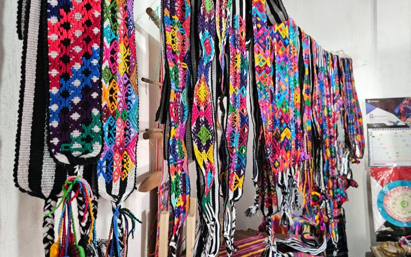 técnica ancestral de bordado en fajas