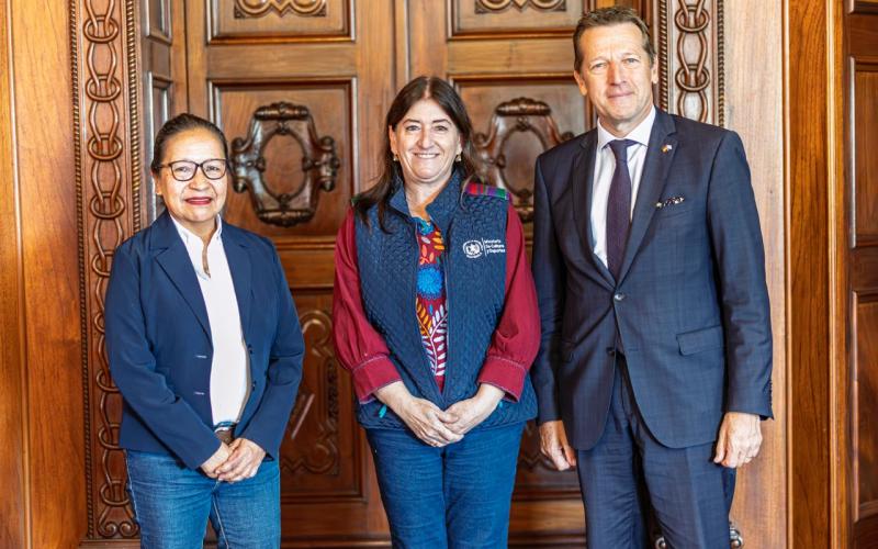 Fotografía oficial luego de reunión. 