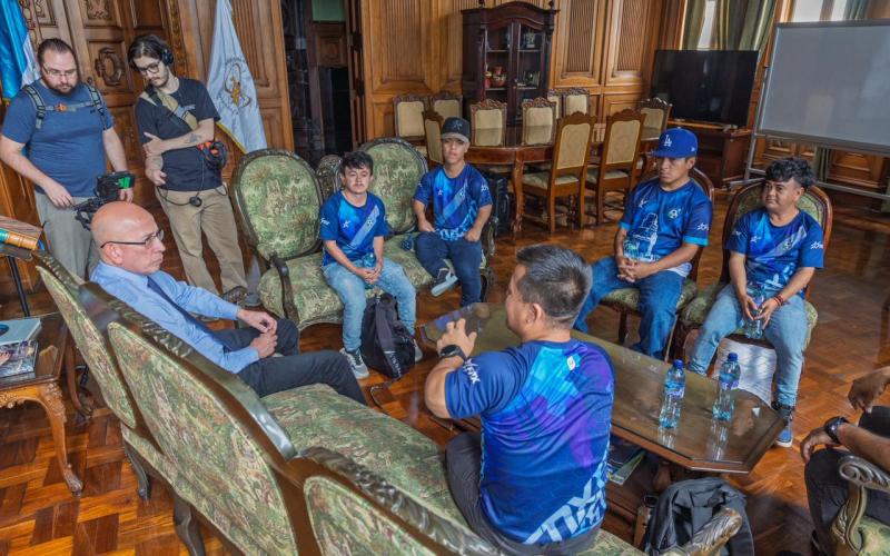 Selección Nacional de Talla Baja visita el Palacio Nacional de la Cultura