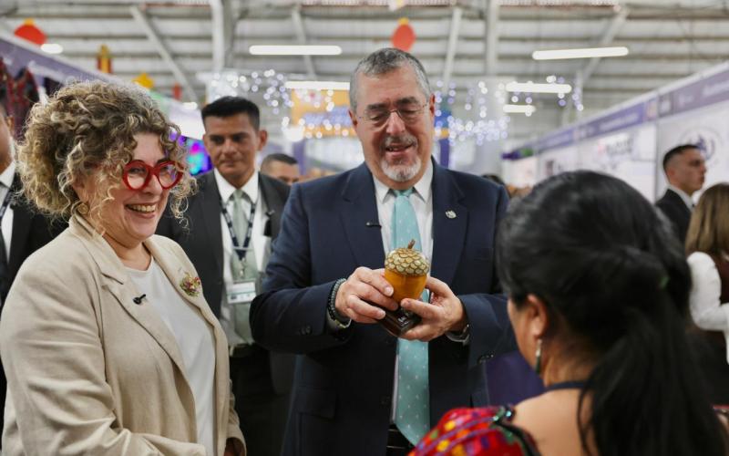 Presidente Arévalo visita el Pabellón “MIPYME de Corazón”