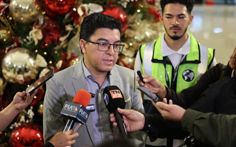 El administrador del AILA, Erick Uribio, informó que se fortalecieron los protocolos de atención, coordinación interinstitucional y distribución del personal, con el objetivo de garantizar un flujo ordenado y seguro ante el incremento del tránsito aéreo.