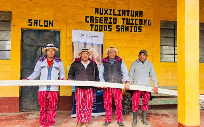 el Ministerio de Desarrollo Social (Mides) a través de su Unidad Ejecutora el Fondo de Desarrollo Social (Fodes), entregó kits de techo mínimo, kits de panel solar, tanques flexibles y tubos de PVC beneficiando a más de mil familias en 15 comunidades de 13 municipios del departamento de Huehuetenango.