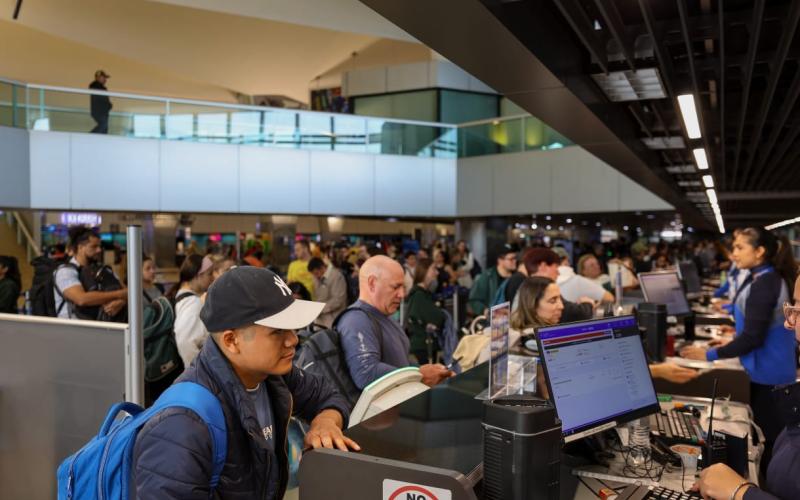 A pesar de tratarse del día con mayor afluencia del año, se logró responder de manera oportuna a la demanda proyectada, que estimaba el tránsito de aproximadamente 900 pasajeros por hora y cerca de 10 mil personas a lo largo de la jornada, sin que se reportaran incidentes mayores en los procesos operativos.