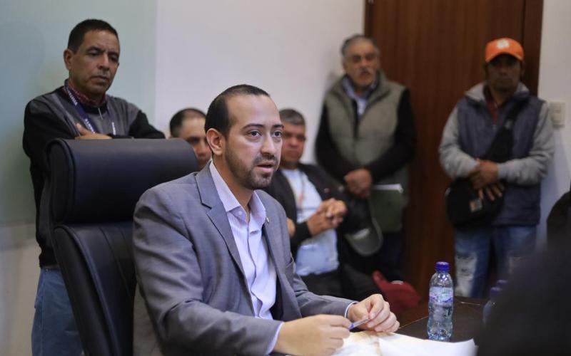 Autoridades atienden a líderes comunitarios de Totonicapán para mejorar la infraestructura vial del departamento