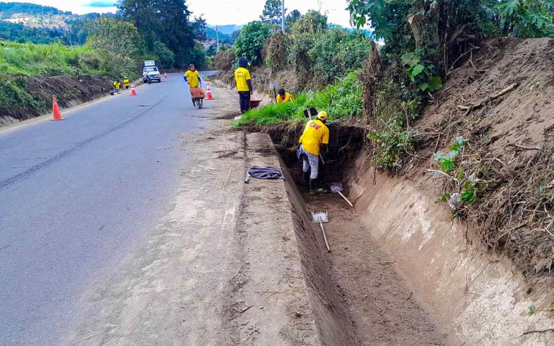 COVIAL recupera drenajes en la ruta entre Parramos y Calderas 