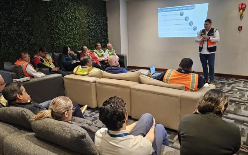 Este tipo de encuentros resulta fundamental para el buen desarrollo y funcionamiento del aeropuerto, ya que permite alinear esfuerzos entre los distintos actores que operan en la terminal aérea