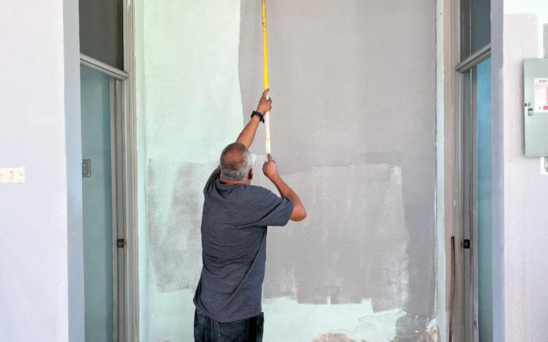 La pintura de la terminal aérea permitirá prolongar la vida útil de la infraestructura, protegiendo las superficies contra el deterioro causado por las condiciones climáticas y el paso del tiempo.