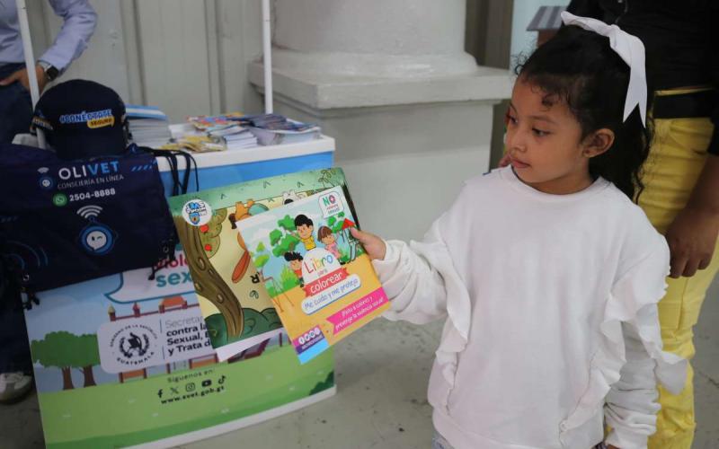 niña con Material Informativo