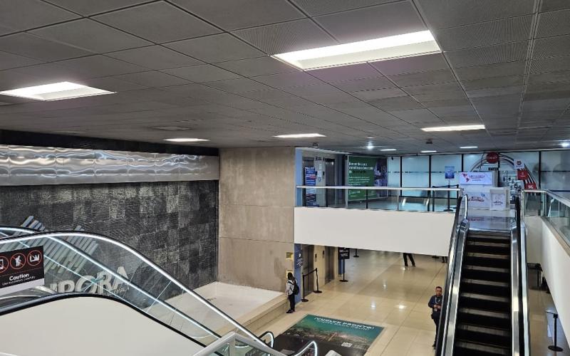 La nueva iluminación con tecnología LED mejora de forma significativa la visibilidad en áreas como: rampa y zonas de movimiento de aeronaves, fortaleciendo la seguridad operacional y reduciendo riesgos.