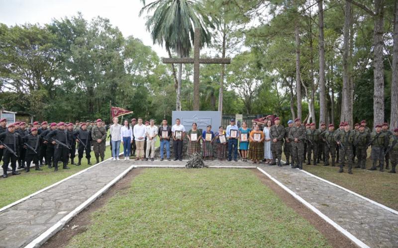 Ejército de Guatemala conmemora el 20 aniversario del fallecimiento de Kaibiles en Misiones de Paz en la República del Congo.