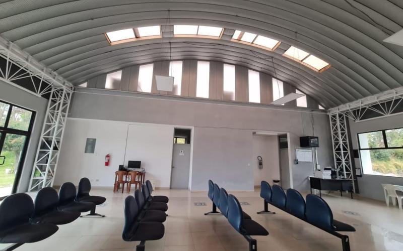  los trabajos consistieron en el levantamiento de la pintura vieja y el posterior repello de las superficies, permitiendo corregir imperfecciones acumuladas con el paso del tiempo.