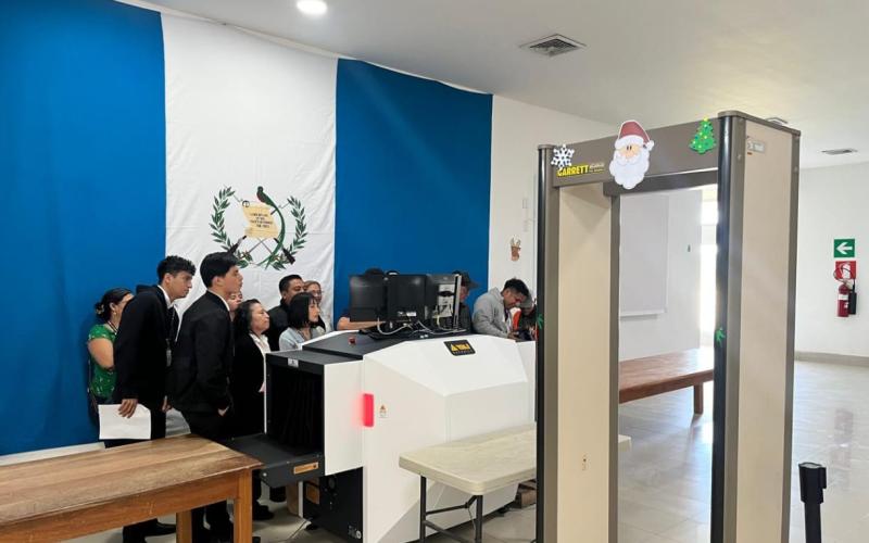 la formación se centra en la adecuada operación de los nuevos equipos de inspección para equipaje de mano y equipaje de bodega, recientemente instalados en la terminal aérea.