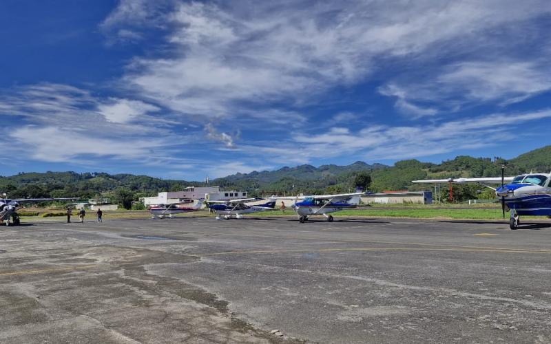 Entre las principales intervenciones realizadas desde inicios de 2025 destacan el remozamiento de la sala de espera, el mantenimiento integral de la franja de pista, la limpieza de drenajes y mejora de la señalización, la recuperación de áreas verdes, el refuerzo del cerco perimetral y la incorporación de nuevo personal de seguridad y mantenimiento, acciones orientadas a garantizar operaciones más seguras, eficientes y confortables para los usuarios.