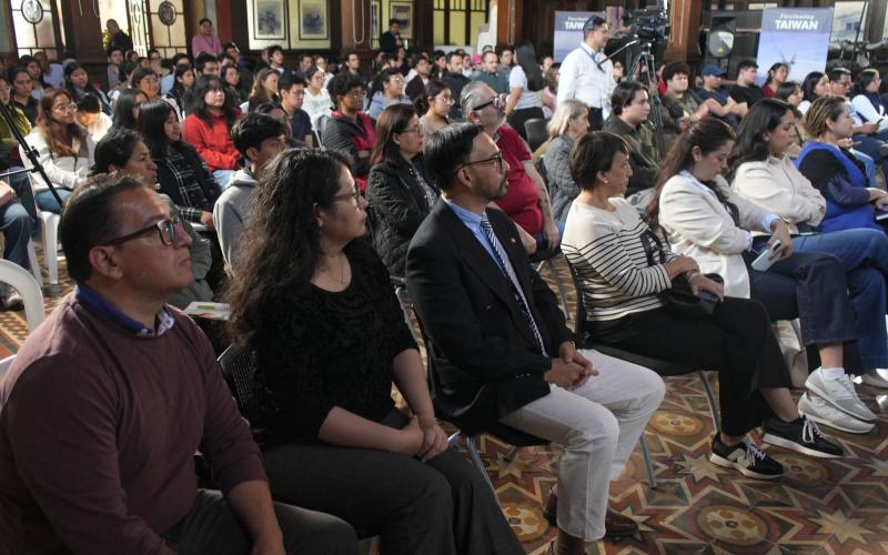 Decenas de jóvenes participaron en la charla informativa sobre becas que ofrece China (Taiwán)