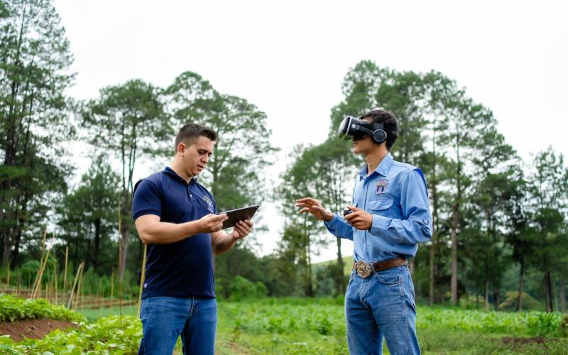 Docente de la EFA destaca internacionalmente por impacto en la formación agrícola