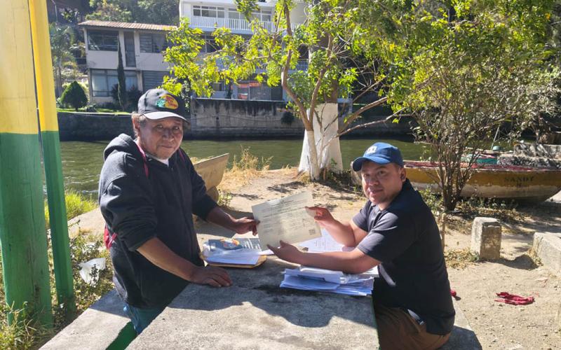 Entregan certificados de permisos de pesca artesanal en el lago de Amatitlán