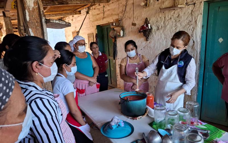Familias rurales fortalecen su economía mediante técnicas de conservación de alimentos